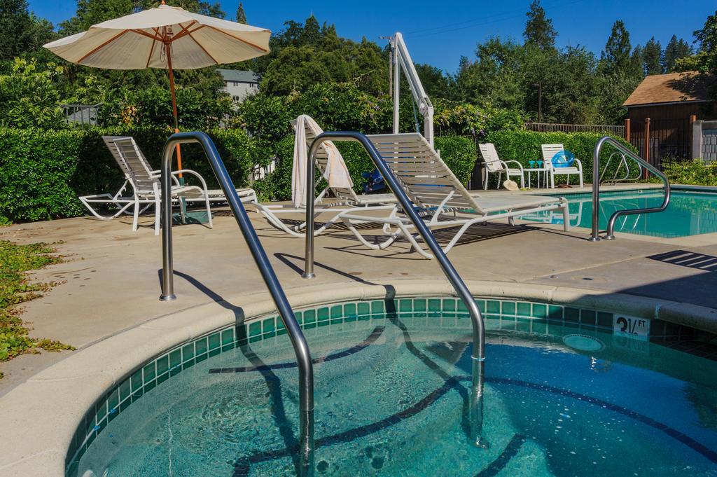 Courtyard 3*