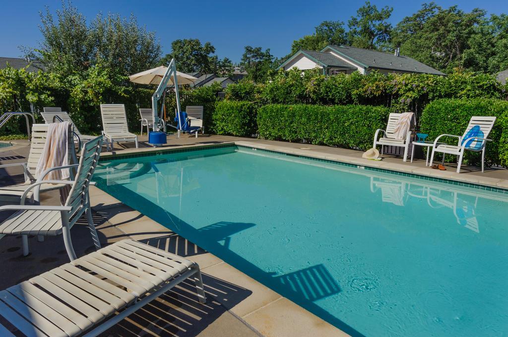 Courtyard 3*