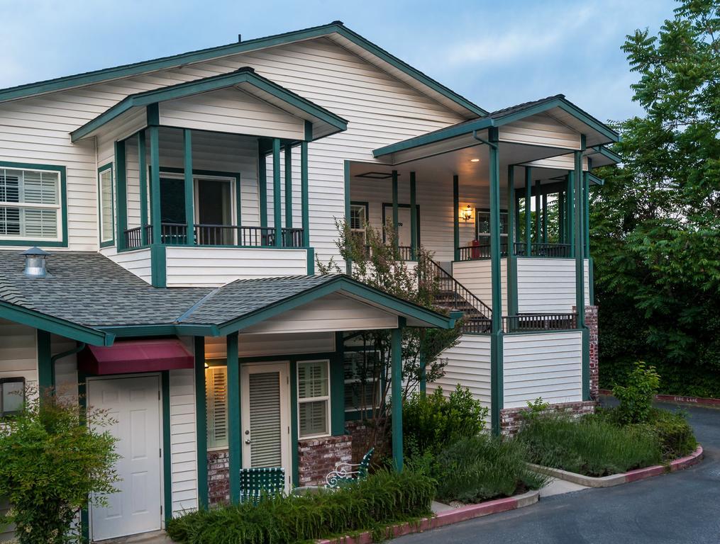 Courtyard 3*